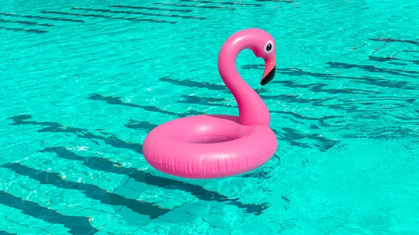Flamingó Lenyomat Rózsaszín Felfújható Flamingó Medencében Víz Nyári Strand Háttér — Stock Fotó
