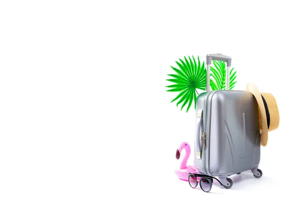 Sommer Hintergrundtisch Koffer Sonnenbrille Flamingo Mit Palmblättern Und Strohhut Reisekomposition — Stockfoto