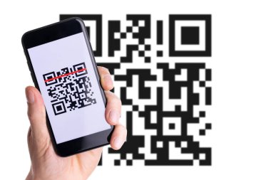 Kod tarama simgesi. Ödeme için akıllı telefon ekranında QR kod tarayıcısı olan dijital cep telefonu, barkod teknolojisi taraması. Çevrimiçi fatura ödeme kavramı