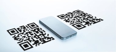 Kod tarama simgesi. Ödeme için akıllı telefon ekranında QR kod tarayıcısı olan dijital cep telefonu, barkod teknolojisi taraması. Çevrimiçi fatura ödeme kavramı