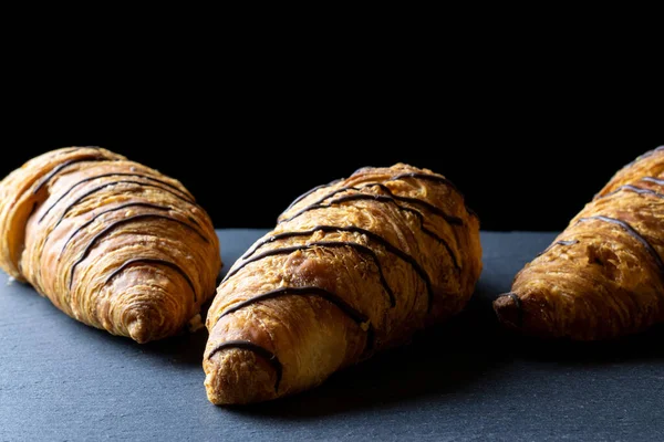 Croissant Schwarzer Hintergrund Frisches Gebäckbrot Oder Französisches Frühstückscroissants Mit Schokolade — Stockfoto