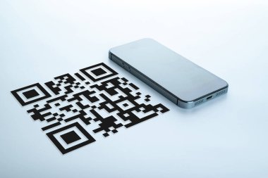 Kod tarama simgesi. Ödeme için akıllı telefon ekranında QR kod tarayıcısı olan dijital cep telefonu, barkod teknolojisi taraması. Çevrimiçi fatura ödeme kavramı