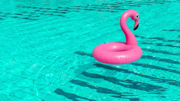 Nyáron Rózsaszín Felfújható Flamingó Medencében Víz Nyári Strand Háttér Vicces — Stock Fotó
