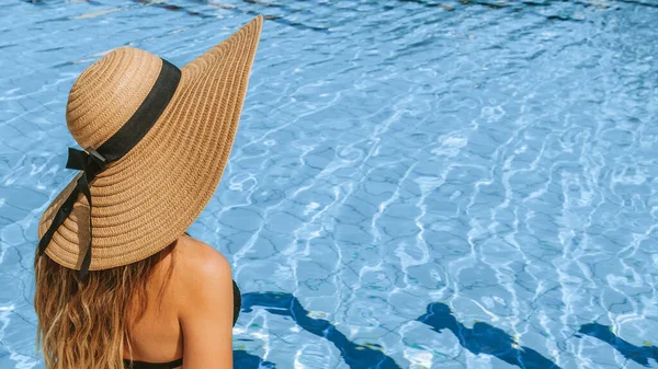 若い女を泳がせろ サンハットの若いセクシーな女の子 ビキニ水着 青いプールの水でリラックスしたサングラス スイミングプールの水 楽しい旅行休暇を楽しんで — ストック写真