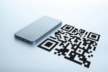 QR kod teknolojisi. Ödeme için mobil akıllı telefon ekranı, online ödeme, dijital akıllı telefonda qr kod tarayıcı ile barkod teknolojisi taraması. Kodu taramak için cep telefonu uygulaması kullanan eller