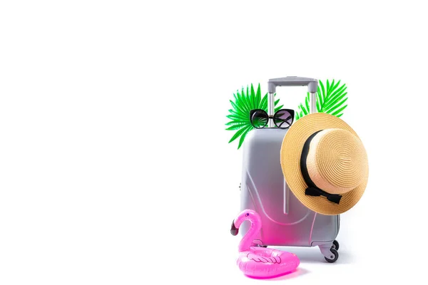 海の背景 白い背景に隔離された最小限の旅行休暇のコンセプトでスーツケース 麦藁帽子 ヤシの葉とフラミンゴと旅行アクセサリー 夏休みと商品広告のコンセプト — ストック写真