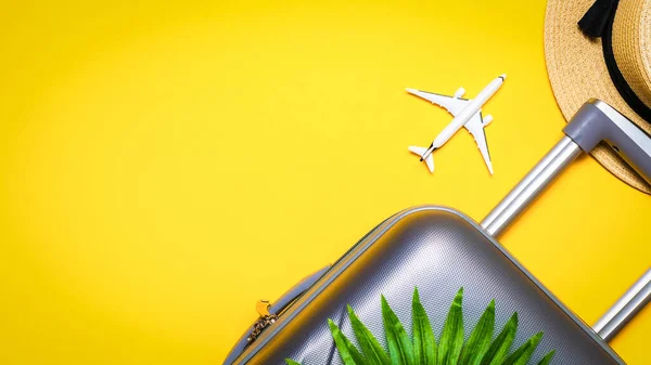 Strand Hintergrund Damenaccessoires Reisende Koffer Weißes Flugzeug Sonnenbrille Auf Gelbem — Stockfoto