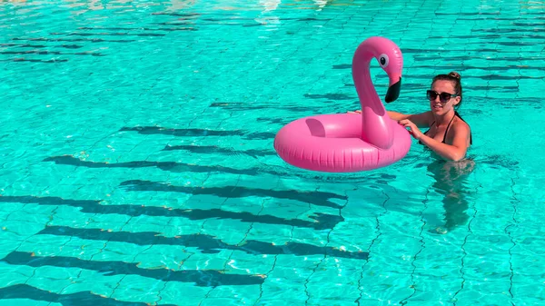 Летнее Веселье Девушка Плавает Розовым Надувным Фламинго Воде Бассейна Летнего — стоковое фото