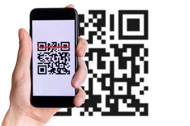 Qrcode 'u tara. Ödeme için akıllı telefon ekranında QR kod tarayıcısı olan dijital cep telefonu, online ödeme, barkod teknolojisi. Perakende mağazası dijital ödemeyi parasız kabul etti
