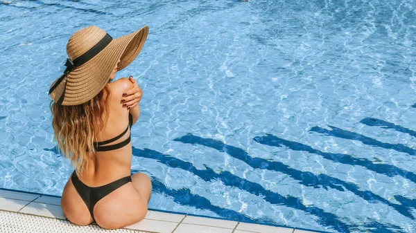若い女性のプール 青い水の中でビキニ水着 サングラス 麦藁帽子の幸せな若いセクシーな女の子 旅行休暇 ライフスタイル — ストック写真