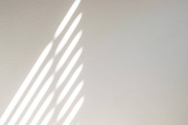 Işıklar gölgeler. Soyut ışık, beyaz doku duvarındaki pencerenin siyah gölgesi. Güneş ışığı mimarisi arka planı. Penceredeki Dokular Işık yansıması