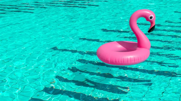 Καλοκαιρινή Διασκέδαση Ροζ Φουσκωτό Φλαμίνγκο Νερό Πισίνας Για Φόντο Καλοκαιρινής — Φωτογραφία Αρχείου
