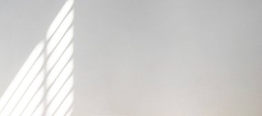 Mimari gölgeler. Güneş ışığı mimarisi, aydınlık arkaplan, beyaz doku duvarının penceresinden siyah gölge örtüsü. Model, poster, durağan, duvar sanatı, tasarım sunumu