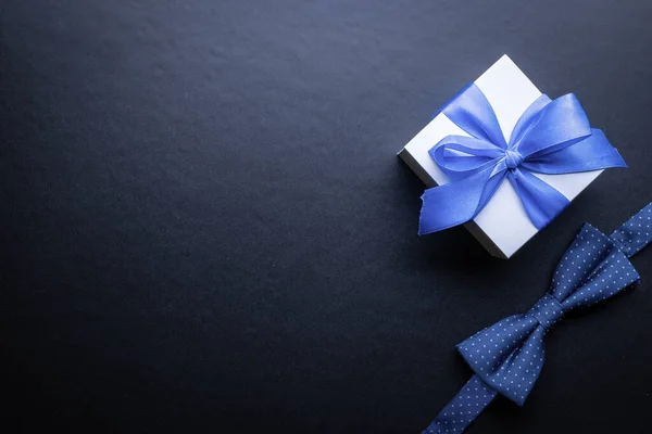 父亲节礼物 蓝色的领结或领带 白色的盒子 深色背景的领结 快乐关爱家庭和父亲节的理念 — 图库照片