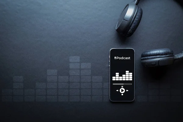 Podcast Ljudutrustning Ljudmikrofon Ljudhörlurar Podcast Program Mobilen Smartphone Skärm Inspelning — Stockfoto