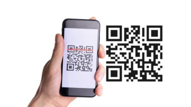 QR kod mobil. Akıllı telefon ekranında QR kod tarayıcısı olan dijital cep telefonu ile ödeme, barkod teknolojisi taraması. Qrcode ödemesi, online alışveriş, nakitsiz teknoloji konsepti