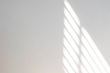 Duvardaki gölgeler. Soyut ışık, beyaz doku duvarındaki pencerenin siyah gölgesi. Güneş ışığı mimarisi arka planı. Ürün sunumu, arkaplan ve modelleme için, yaz mevsimi konsepti