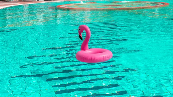 Sommartid Rosa Uppblåsbar Flamingo Poolvatten För Sommar Strand Bakgrund Rolig — Stockfoto