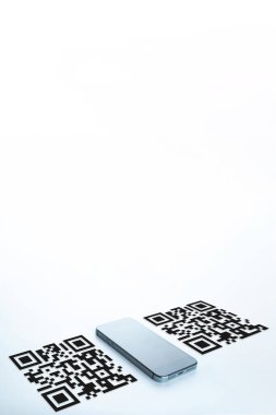 Kod tarama simgesi. Ödeme için akıllı telefon ekranında QR kod tarayıcısı olan dijital cep telefonu, barkod teknolojisi taraması. Çevrimiçi fatura ödeme kavramı