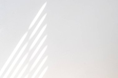 Mimari gölgeler. Güneş ışığı mimarisi, aydınlık arkaplan, beyaz doku duvarının penceresinden siyah gölge örtüsü. Model, poster, durağan, duvar sanatı, tasarım sunumu