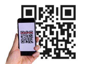 QR kod mobil. Akıllı telefon ekranında QR kod tarayıcısı olan dijital cep telefonu ile ödeme, barkod teknolojisi taraması. Qrcode ödemesi, online alışveriş, nakitsiz teknoloji konsepti