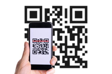 QR kodu ödemesi. Ödeme için akıllı telefon ekranında QR kod tarayıcısı olan dijital cep telefonu, barkod teknolojisi taraması. Çevrimiçi alışveriş, nakitsiz toplum teknolojisi konsepti