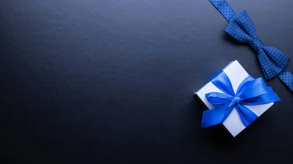 给爸爸的礼物蓝色的领结或领带 白色的盒子 深色背景的领结 快乐关爱家庭和父亲节的理念 — 图库照片