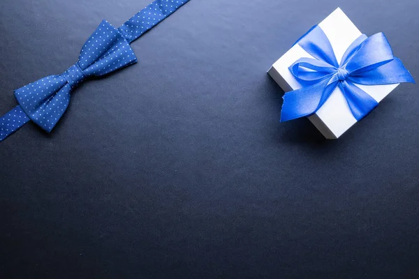 Obecny Dniu Ojca Białe Pudełko Kokardką Niebieską Muszką Lub Krawatem — Zdjęcie stockowe