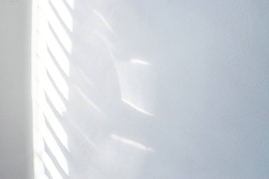 Mimari gölgeler. Güneş ışığı mimarisi, aydınlık arkaplan, beyaz doku duvarının penceresinden siyah gölge örtüsü. Model, poster, durağan, duvar sanatı, tasarım sunumu