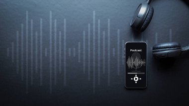 Podcast müziği. Mobil akıllı telefon ekranı, podcast uygulaması, ses kulaklığı. Siyah arka planda radyo mikrofonlu ses. Kopya alanı ile medya müzik afişi yayınla
