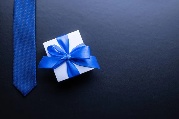 Δώρο Πατέρων Λευκό Κουτί Κορδέλα Φιόγκο Μπλε Παπιγιόν Γραβάτα Σκούρο — Φωτογραφία Αρχείου