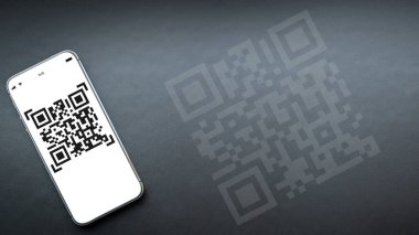 QR kodu ödemesi. Ödeme için akıllı telefon ekranında QR kod tarayıcısı olan dijital cep telefonu, karanlık arka planda barkod teknolojisi taraması. Çevrimiçi alışveriş, nakitsiz toplum konsepti