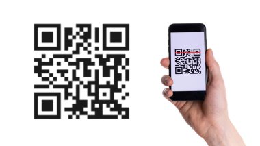 QR kodu taranıyor. Ödeme için cep telefonu ekranı, online ödeme, dijital akıllı telefonda qr kod tarayıcı ile barkod taraması. Çevrimiçi alışveriş, nakitsiz toplum teknolojisi konsepti