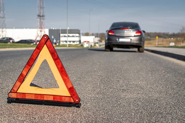 Bozuk araba. Araç motoru motor sorunu kavramı. Otomobil kazası üçgeni yolda