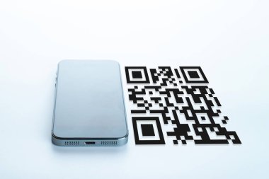 QR kodu ödemesi. Ödeme için akıllı telefon ekranında QR kod tarayıcısı olan dijital cep telefonu, barkod teknolojisi taraması. Çevrimiçi alışveriş, nakitsiz toplum teknolojisi konsepti