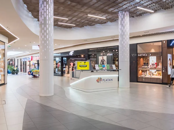 ザブラズ 2021年5月8日 プラタンシティセンターのショッピングセンターの建物の背景 現代の商業モールセンターで買い物をする人々 ソフトフォーカスの小売店のインテリア — ストック写真