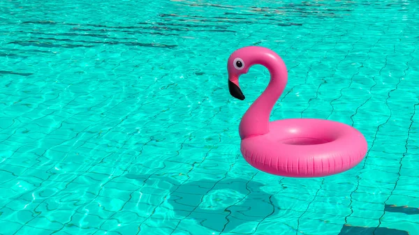 Plażowe Flamingi Różowy Dmuchany Flaming Wodzie Basenowej Letnie Tło Plaży — Zdjęcie stockowe
