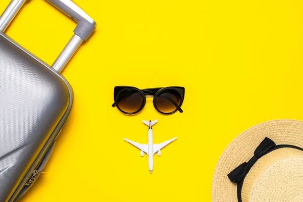 여름아 여성의 부속품 여행자 비행기 노란색 배경에 텍스트를 선글라스 — 스톡 사진
