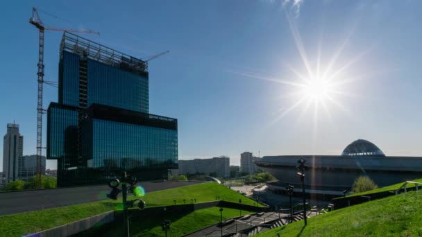 Katowice. Polska 13 maja 2021 r. Timelapse views of Spodk - wielofunkcyjny kompleks hal widowiskowych w Katowicach. Zachód słońca. — Wideo stockowe