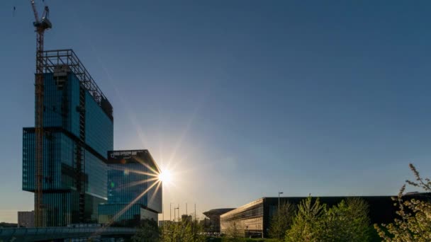 Katowice. Polonia 13 de mayo de 2021. Timelapse vistas de Spodek, moderno centro de negocios en la puesta del sol. — Vídeo de stock