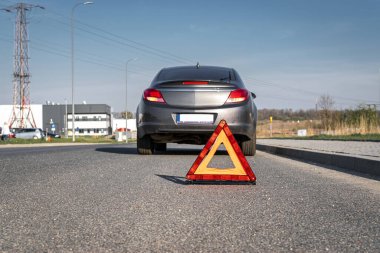 Araba kazası üçgeni. Otomobil yolda arıza yaptı. Motosiklet sorunu kavramı.