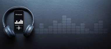 Podcast müziği. Mobil akıllı telefon ekranı, podcast uygulaması, ses kulaklığı. Siyah arka planda radyo mikrofonlu ses. Kopya alanı ile medya müzik afişi yayınla.