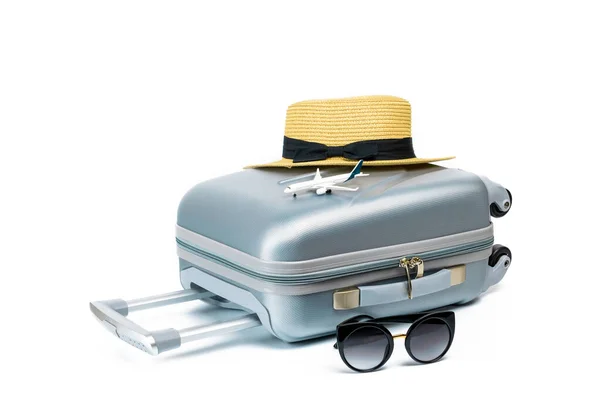 장난감 비행기가 선글라스 배경에 여행용 모자를 선글라스 — 스톡 사진