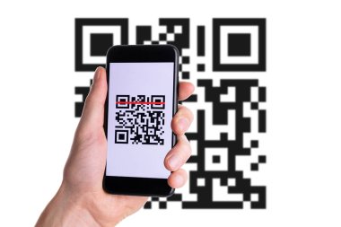 Kimlik sorusu. Çevrimiçi ödeme için cep telefonu ekranı, dijital akıllı telefonda qr kod tarayıcı ile barkod teknolojisi taraması. Qrcode ödemesi, online alışveriş, nakitsiz teknoloji konsepti