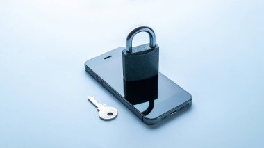İş güvenliği koruması. Modern uzay gri cep telefonu, asma kilitli, anahtar beyaz arka planda. Akıllı telefon dolandırıcılığı, online dolandırıcılık ve siber güvenlik tehdidi