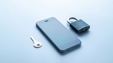 Şebeke güvenliği. Modern uzay gri cep telefonu, asma kilitli, anahtar beyaz arka planda. Akıllı telefon dolandırıcılığı, online dolandırıcılık ve siber güvenlik tehdidi
