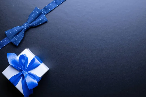 给爸爸的礼物蓝色的领结或领带 白色的盒子 深色背景的领结 快乐关爱家庭和父亲节的理念 — 图库照片
