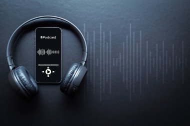 Podcast müziği. Mobil akıllı telefon ekranı, podcast uygulaması, ses kulaklığı. Siyah arka planda radyo mikrofonlu ses. Kopya alanı ile medya müzik afişi yayınla