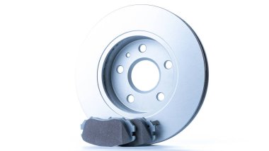 Sessiz bloklar. Yeni metal araba parçası. Otomobil motoru yedek veya otomotiv parçası beyaz arka planda izole edildi. Metin için alanı olan otomobil motoru servisi