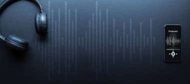 Podcast ses ekipmanı. Ses mikrofonu, ses kulaklığı, cep telefonu ekranında podcast uygulaması. Koyu arkaplandaki ses kaydı. Canlı radyo oynatıcı model pankartı